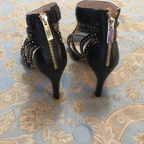 Comfortable, beautiful party shoe . - Picture 2 of 5